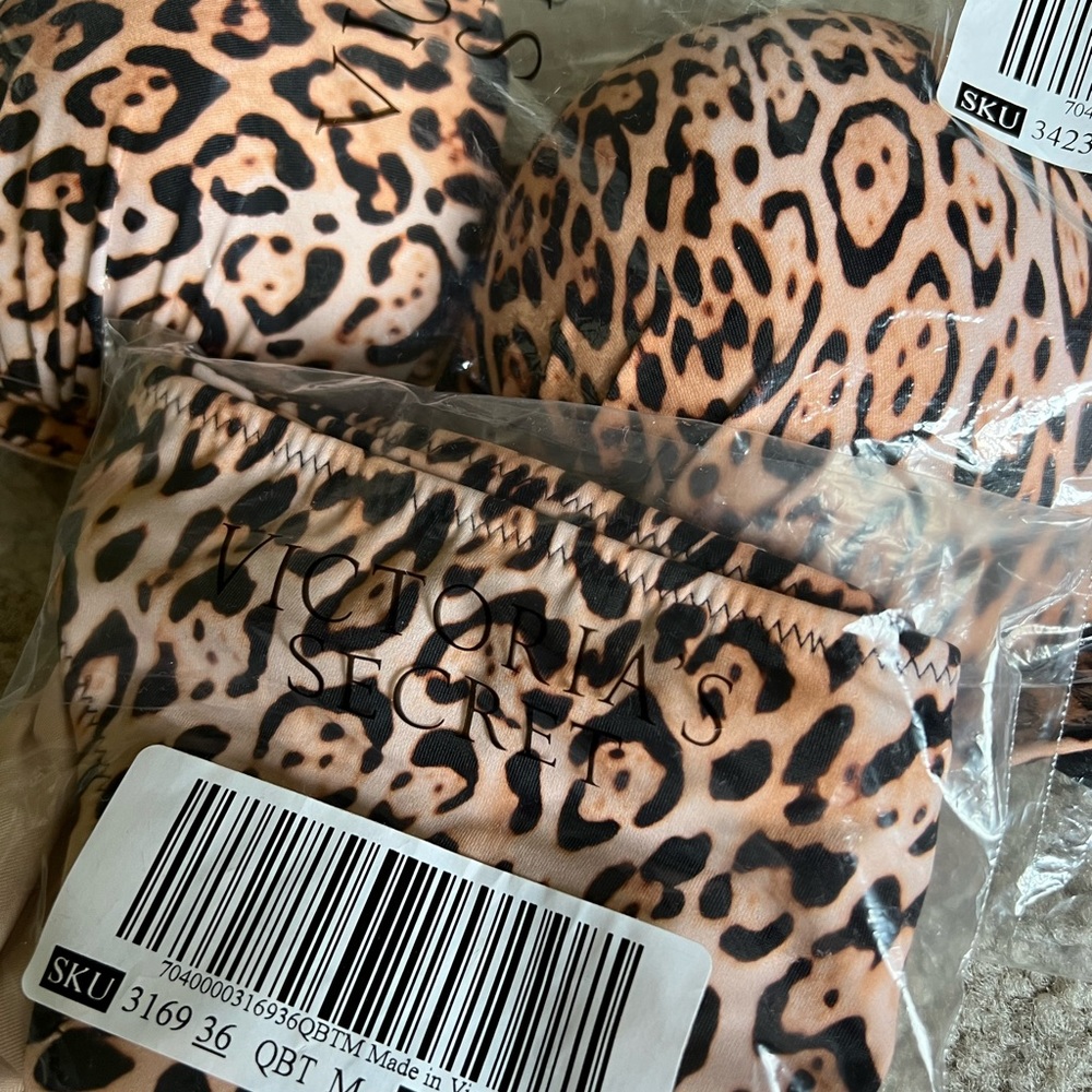Victoria Secret Add 2 cups Push up bikini 32c and medium scrunch bottoms set..